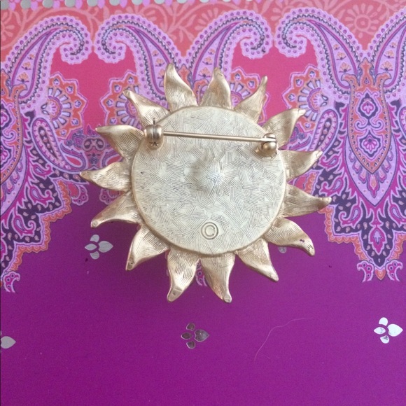 Beautiful Sun Brooch 🌞 - Picture 2 of 4